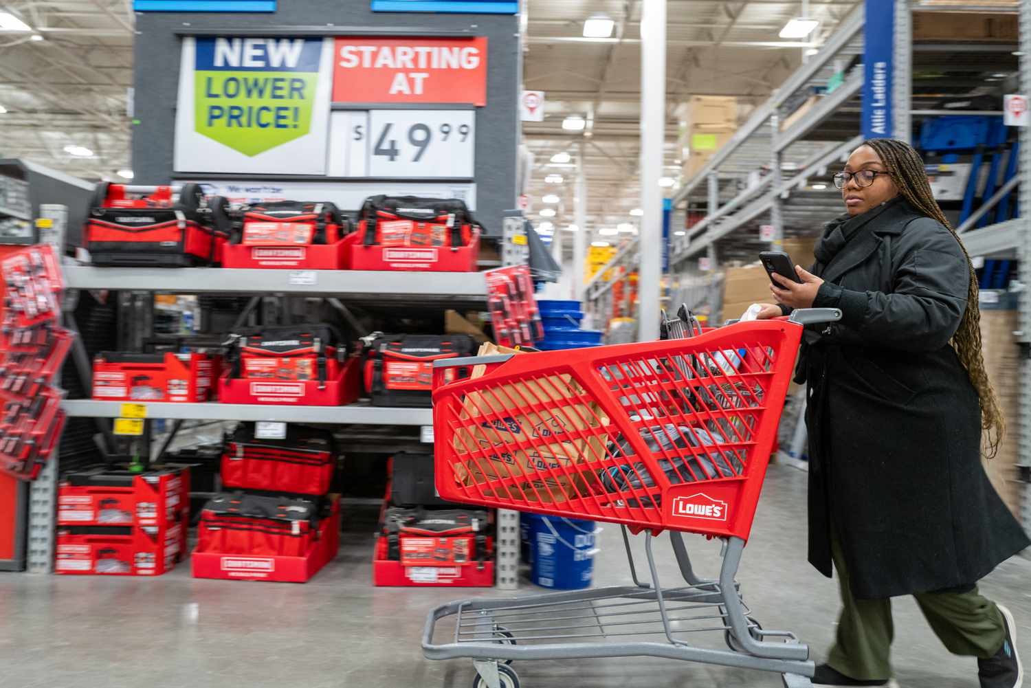Interest-rate graph rising as inflation and consumer price growth begin to slow.